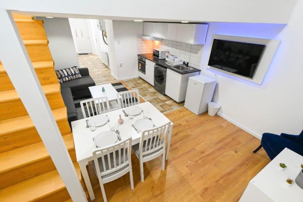 Lovely Studio Flat In Damjanich Street - Leonard ブダペスト エクステリア 写真