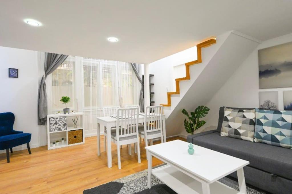 Lovely Studio Flat In Damjanich Street - Leonard ブダペスト エクステリア 写真