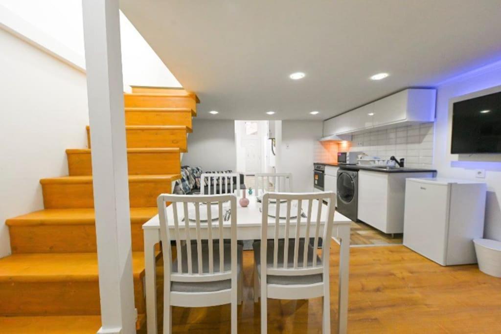 Lovely Studio Flat In Damjanich Street - Leonard ブダペスト エクステリア 写真